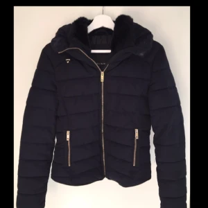  - Super snygg svart vinter jacka från Zara i strl M. Passar dock S. I väldigt fint skick pga nästan inte använd :)