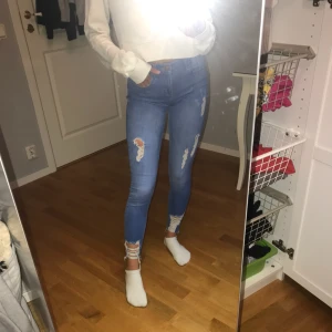  - stretchiga jeans från river island. Det står att det är stl ”6”, skulle säga att det motsvarar xs! Köparen står för frakt!