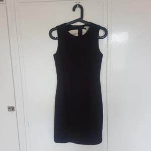 Stilig svart klänning från H&M. Storlek 36. Frakt tillkommer.