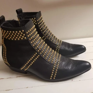  - ANINE BING CHARLIE BOOTS  super bra skick endast använda 1 gång. nypris 6000kr  , köpta på aninebing.com Svart mocka och skinn med guldiga studs !  Jag står för frakten :) 