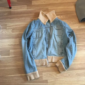  - Jenasjacka med beigea detaljer