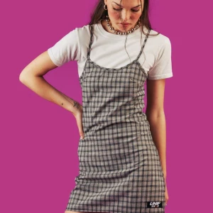  - Frances dress från UNIF, aldrig använd! Prislapparna finns kvar. Frakt ingår, pris är förhandlingsbart. Nypris  88 USD + frakt 18 USD