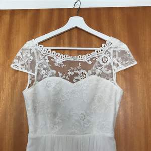 Supersöt vit klänning perfekt till studenten! Använd en gång. Nypris 599kr.💕