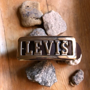  - Levis bälte från 90-talet. 83cm och 93cm totalt med buckle. Hämtas i Uppsala eller skickas mot fraktkostnad 