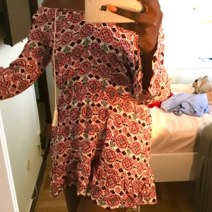  - En fin sommarklänning från HM som tyvärr inte får någon användning av mig. Kan mötas upp i Stockholm eller frakta!