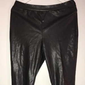  - Coola skinbyxor med detalj nedtill från NA-KD. Möts upp i Stockholm eller fraktar😊