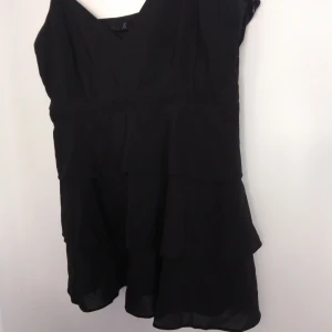  - Linne med tunna band och volanger, från Åhléns. Jag är 36/38 och det sitter bra på mig också. Går ned till midjan. Skick: Använd 1 gång. Gratis frakt!