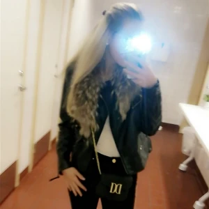  - Pälskrage, lite sliten längs ner därav priset. 