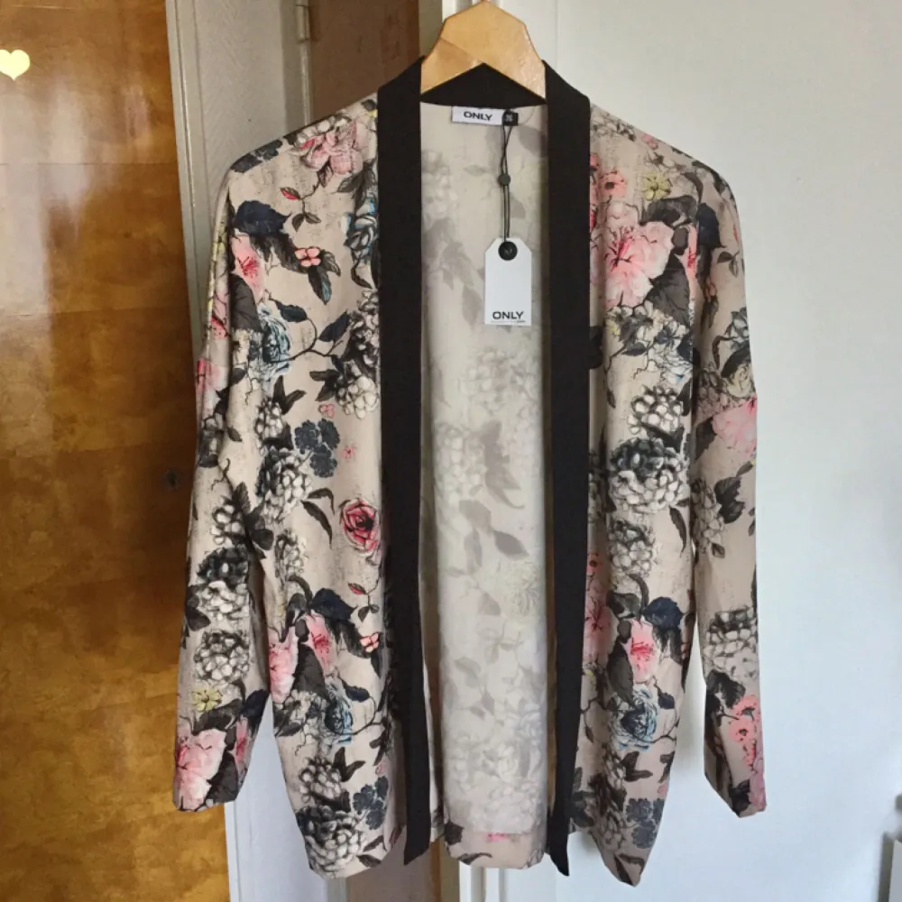 🌸Superfin blommig kimono/kofta i polyester, tyvärr helt oanvänd då den inte riktigt är min stil. Vid frakt tillkommer 50 kr🌸. Tröjor & Koftor.