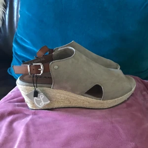  - Helt nya klackskor med kilklack. Har ett annat par i svart så vet att de är superbekväma. Vid frakt betalar du portot. 