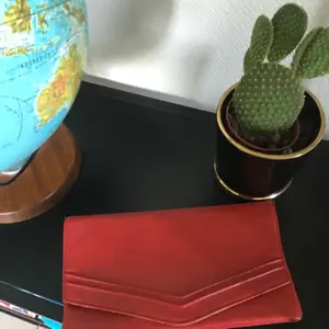 Röd kuvertväska som jag själv köpt secondhand. Okänt märke. Superfint skick. Vid frakt betalar du porto. 