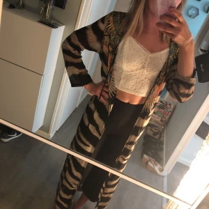  -  lång kimono med pärldetaljer