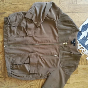  - Supersnygga sommarjacka. Skönt material som faller tungt och snyggt 