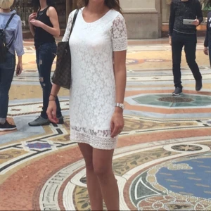  - Snygg, vit sommarklänning i nyskick. Swish! 