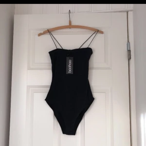  - En body från boohoo, aldrig använd bara testad! Köpte den här på Plick men tyvärr var den för liten för mig.. skulle snarare säga att det är en 34. Annars superfin och i ett bra skick. Köparen står för frakt. 