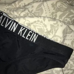 Calvin Klein bikini underdel köpt förra året för 400 kr säljs eftersom de inte satt bra på mig endast testade tvättas innan! Frakt tillkommer. Övrigt.