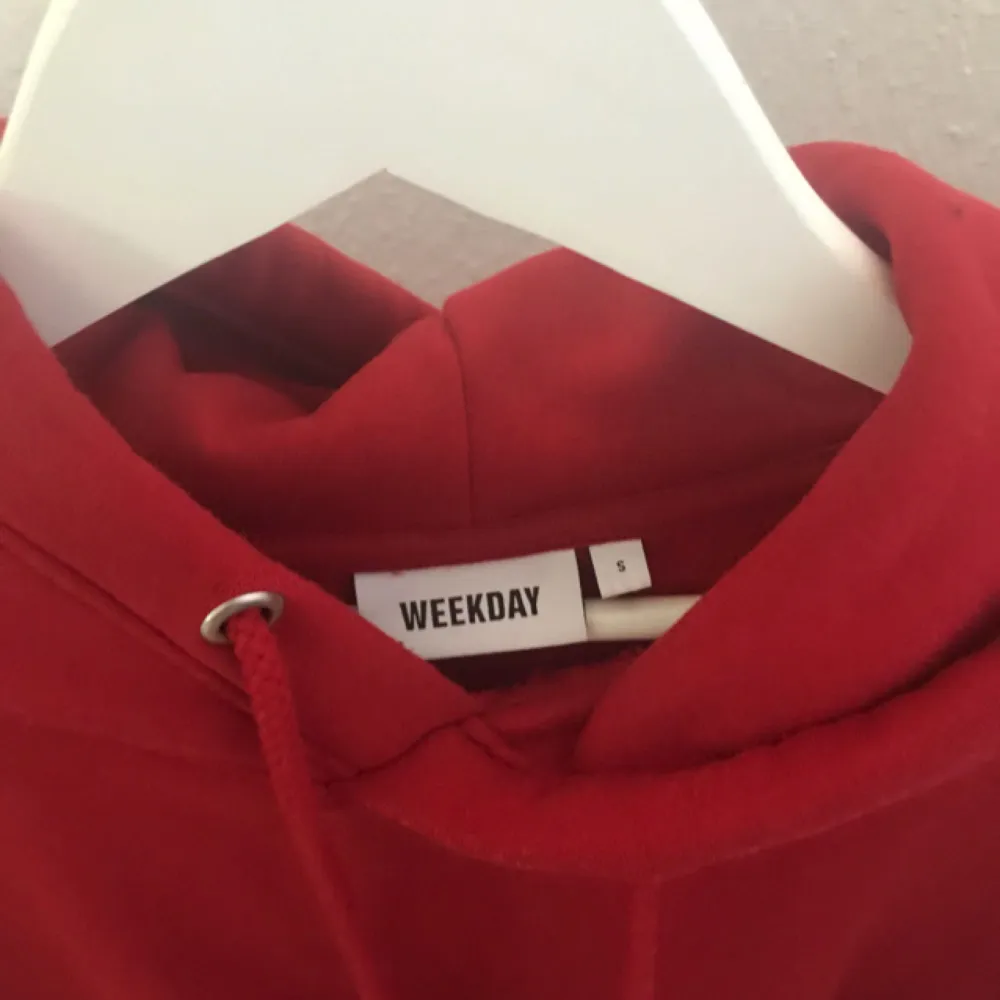 Röd hoodie från weekday storlek s. Använd en gång.. Hoodies.