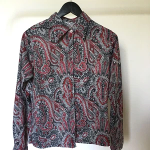  - Vintage skjorta med paisleymönster, 70-tal! Gott skick. 
