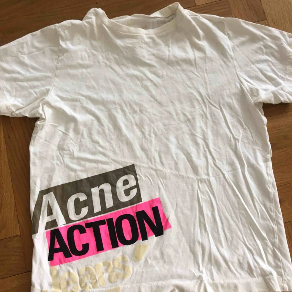 Acne studios t-shirt med tryck där det står ”acne action jeans” använd ganska mycket men i gott skick . T-shirts.