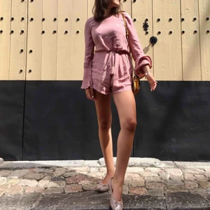  - Jättefin playsuit från Forever21. Endast använd 1 gång och har inga fläckar eller liknande. Möts upp i Stockholm eller fraktar på köparens bekostnad. 