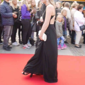  - Svart balklänning med öppen rygg, använd vid 2 tillfällen, säljes i bra skick! Passar 36/38, lång i modellen. Jag är 167cm och hade 10cm klackar, den nådde ner till marken.  Kan hämtas i Borås, annars tillkommer frakt✨