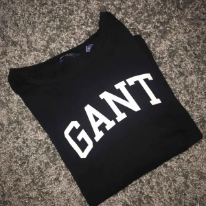  - Säljer min fina GANT tröja då den används för sällan. Endast 2-3 gånger. Nypris 999 kr