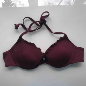  - Vinröd bikiniöverdel med pushup, aldrig använd :)