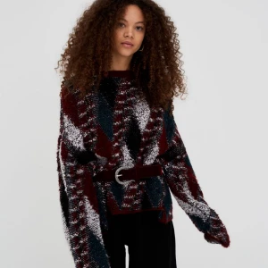  - Super mysig tröja från pull&bear, passar nog alla storlekar! Använd 1 gång så som ny. Frakt betalas av köparen eller så kan vi träffas vid centralen eller täby  