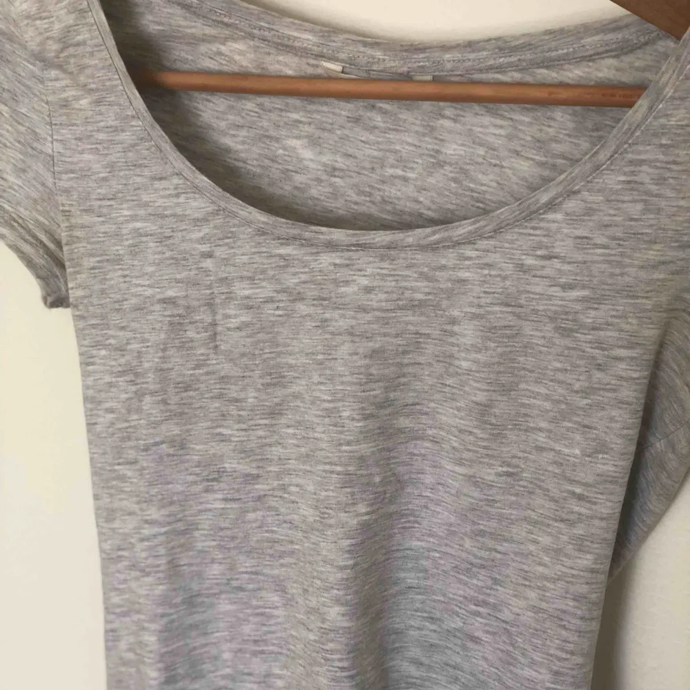 En basic grå t-shirt från H&M som sitter väldigt skönt men jag har två stycken så kan sälja denna.  frakt tillkommer och jag tar swish :). T-shirts.