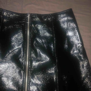  - Världens ballaste kjol i lackad material, köpt på carlings men från märken Istay!! Aldrig använd så i perfekt skick!  Perfekt nu till dom varmare dagarna 