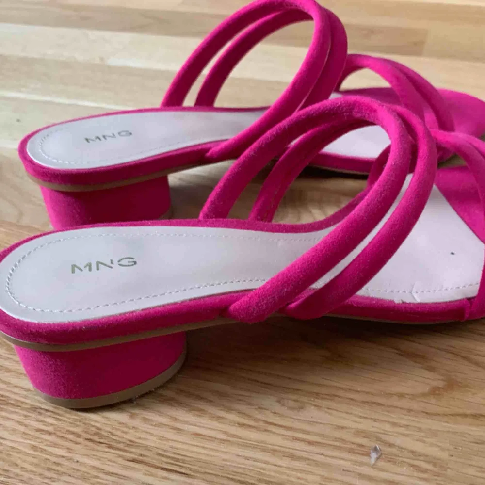 Coola skor i rosa från mango. Liten klack. . Skor.