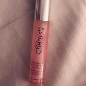  - skin chemists london - lip plump. Ett läppförstorande läppglans, genomskinligt med ett lätt rosa skimmer. Doftar fräscht av mint/eucalyptus. Helt nytt.  Nypris 232kr.