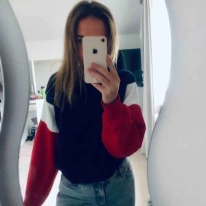  - Nypris: 249kr Sweatshirt från h&m, använd 3 gånger. Superskön och passar jättebra som både en myströja och till lite finare tillfällen