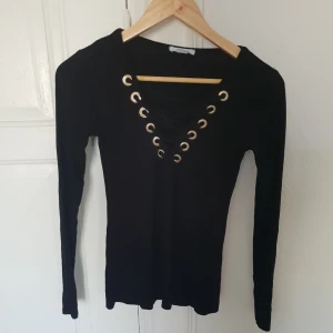  - Svart långärmad laceup