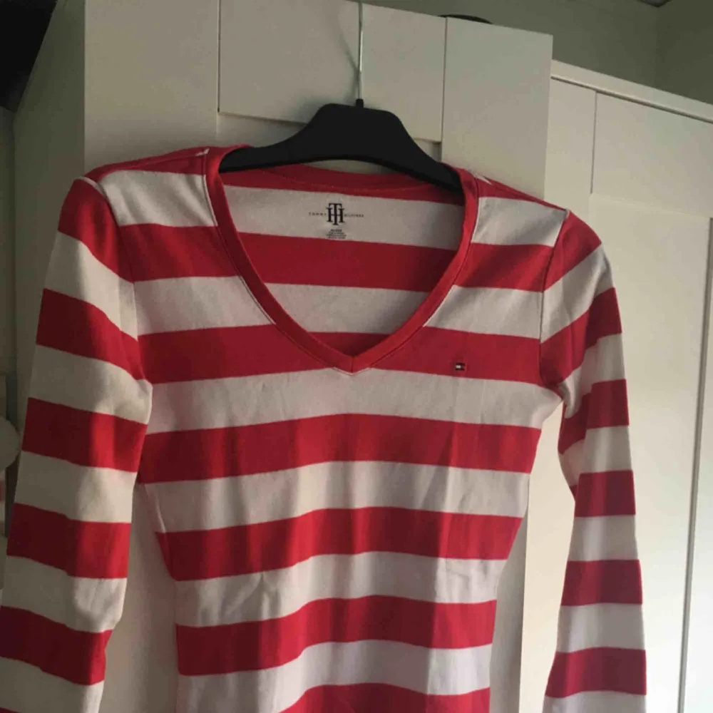 En rosa-vit randig långärmad tröja från Tommy hilfiger! i storlek XS och i bra skick !  Kontakt: 0732500530(nås på sms) Teamarkholm@gmail.com  Köparen står för frakt! 🥰. Tröjor & Koftor.