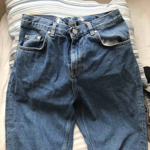  -  Jeans från bikbok. Jag har sytt in ett gummiband i midjan (se bild 2)  som gör att dom är elastiska i midjan, men såklart är det inget som syns.