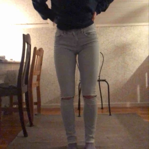  - Superfina jeans ifrån Gina, slitningar längst ner! Frakt tillkommer! Normal midja, jag brukar vanligtvis ha 36 på jeans så dessa är nog en aning mindre i storleken, dom är ganska stretchiga!