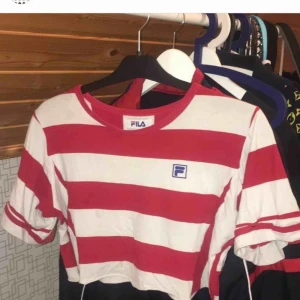  - En randig vintage Fila tröja jag croppat själv till en superfin magtröja. Passar de flesta i storlek xs-xl skulle jag säga. Har några små fläckar på sig som knappt syns (bild 3), därav det billiga priset. Frakt tillkommer!❤️