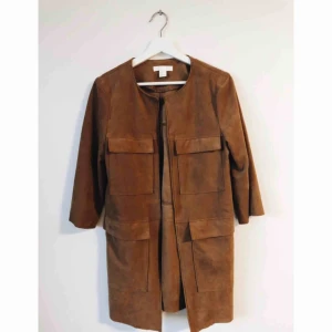  - Så himla snygg men fått alldeles för lite kärlek av mig, därför kommer den kanske till bättre användning av dig. Använd fåtal gånger och i nyskick. Materialet ska efterlikna mockaläder.