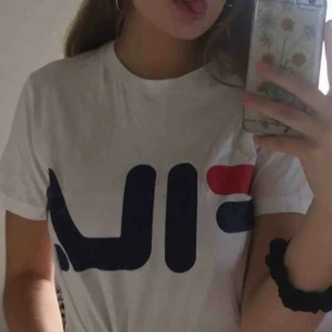  - jättehärlig välanvänd FILA-tröja som tyvärr inte kommer till användning mer, är ”mans-tröja” så skulle säga att den mer är som S/M som vanligtvis har XS ❤️ Frakt ingår ej! 