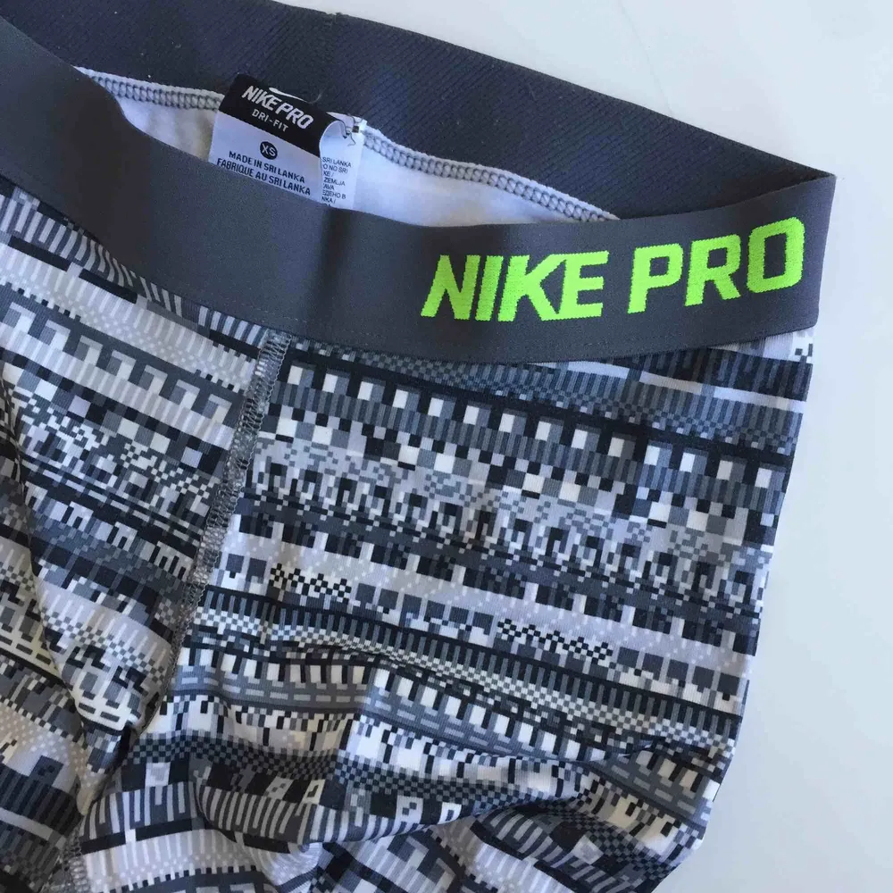 Superfina tights från Nike, väldigt sparsamt använda så i mycket fint skick! ✨ säljer även ett par andra shorts och ett par tights i samma modell men annat mönster! . Jeans & Byxor.
