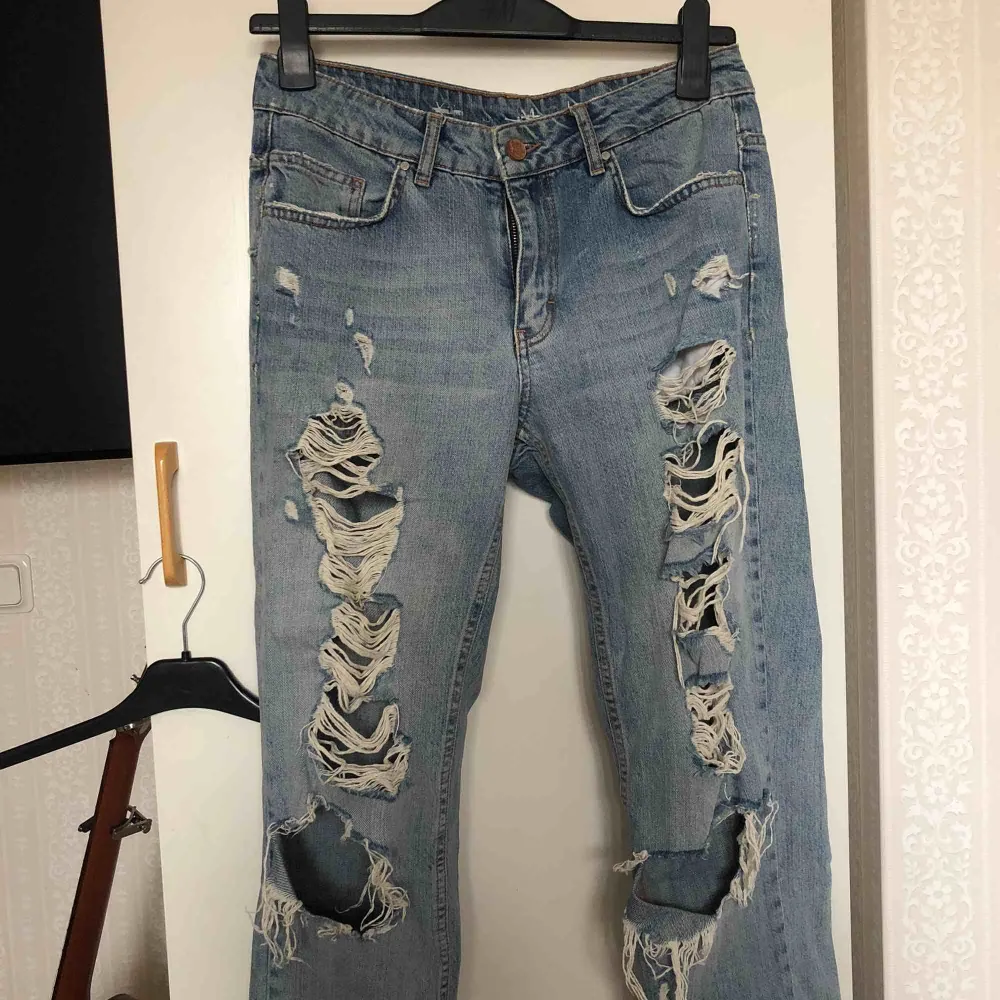 Ett par boyfriend jeans från Never Denim Kan mötas upp i Stockholm! Annars betalar köparen för frakt ⭐️. Jeans & Byxor.