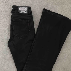  - Pow flare jeans från JC (crocker). Dragkedjan kan ibland åka ner av sig själv därför har jag satt på en ring som jag knäpper fast funkar prima! Köparen står för frakten, tar endast swish <3