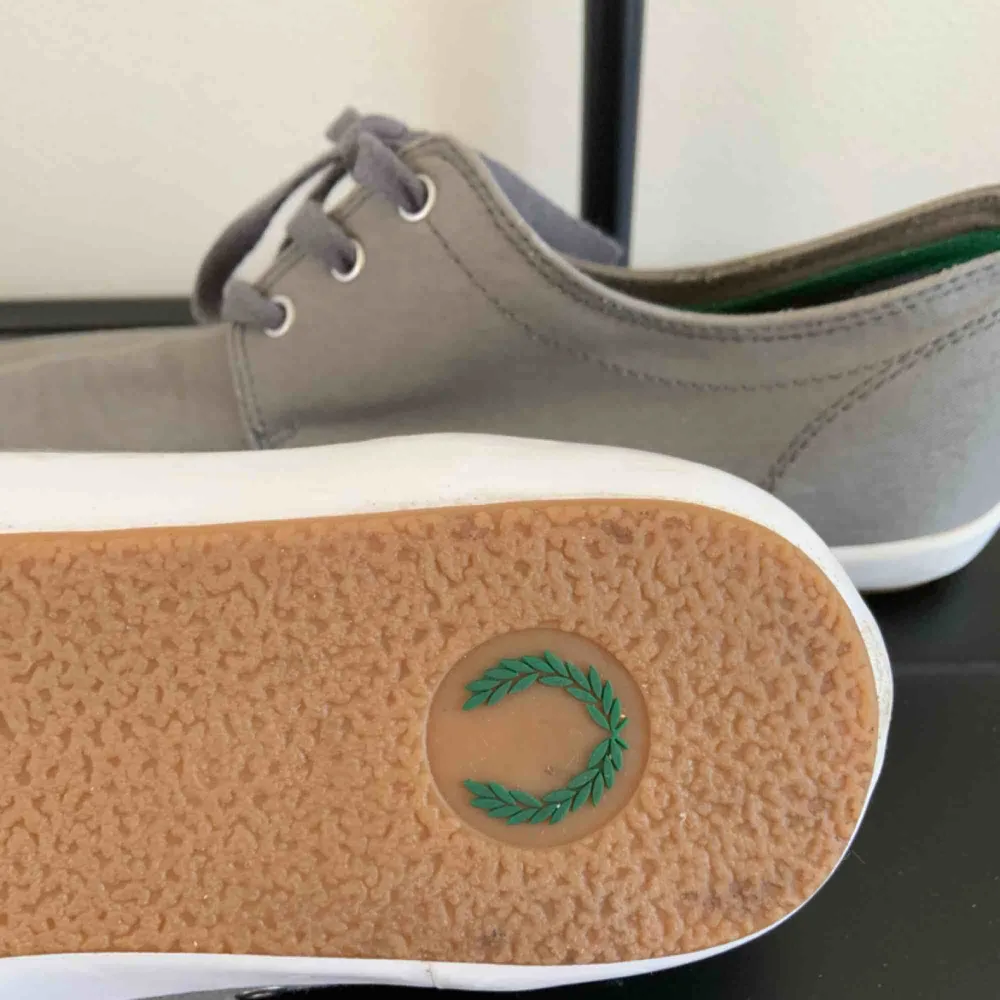 Fred Perry Twill Shoes Brand: Fred Perry Size: EUR 42, US 9, UK 8 Colour: Grey (With green logo)  Never used. Bought maybe 2 years ago.. Skor.