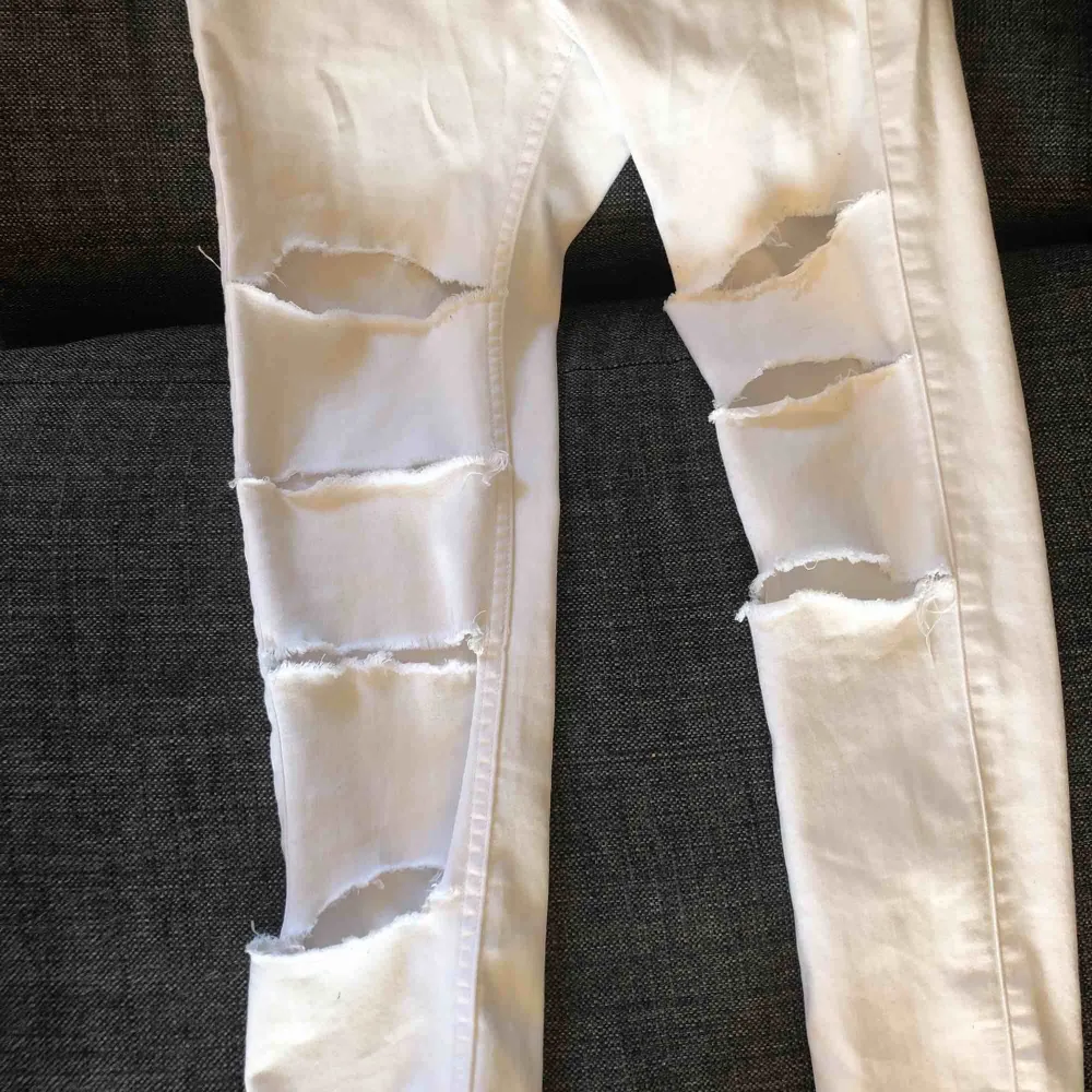 Vita byxor med hål Frakt ingår ej Säljer för minst 100kr. Jeans & Byxor.