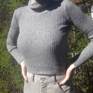  - Supermysig polotröja från urban outfitters! Ribbad och skönt material. Smal passform och snygg modell. Kan mötas upp i Malmö annars står köparen för frakten.