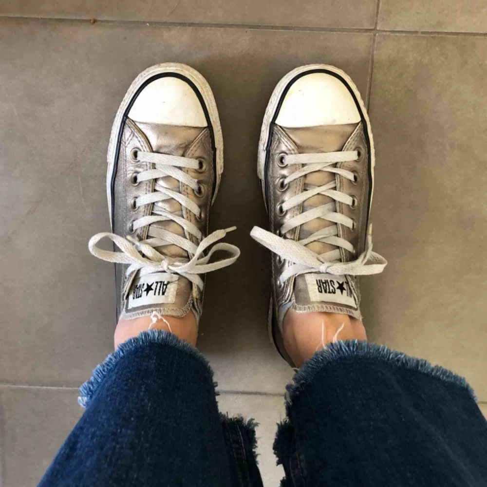 Converse i guldig nyans, Köpta från converse USA, står strl 37,5 om man kollar i skorna, men den storleken stämmer ej då de är aningen större. De passar perfekt på någon med storlek 39 (som jag har på bilderna)💞. Skor.