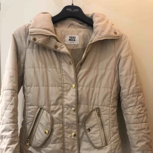  - Sparsamt använd jacka 