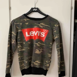  - Tröja från Levis, ej äkta.