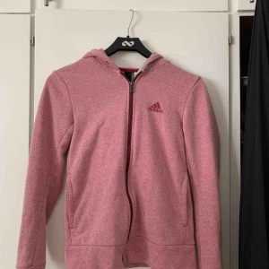  - Adidas hoodie med tryck på baksidan Passar mig som har XS/S